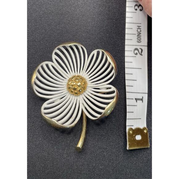 Monet Vintage Marked Brooch Pin White Dogwood Flower Enameled. Beautiful. - Picture 4 of 5